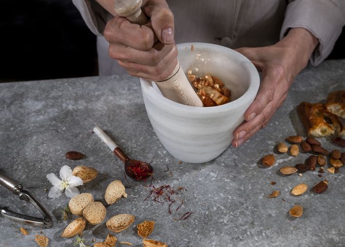 Machacando almendras y azafrán en el mortero